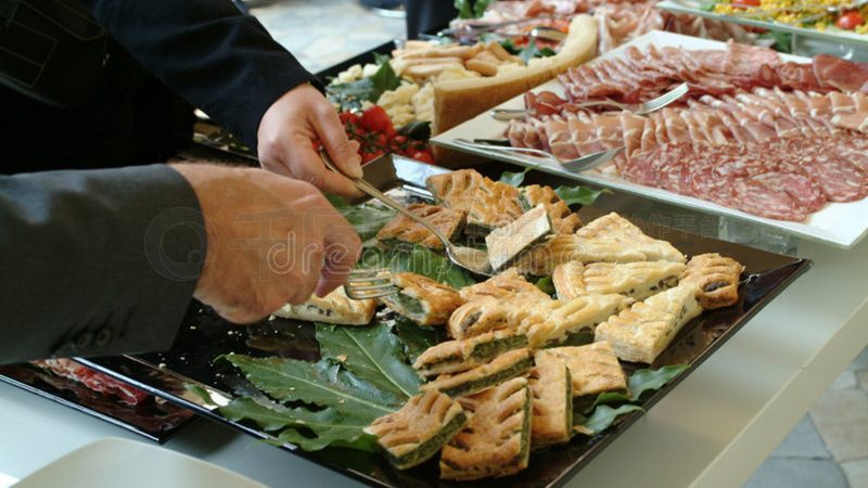 休闲食品加盟代理费用并非单一数字，而是由多个部分构成的。主要包括：